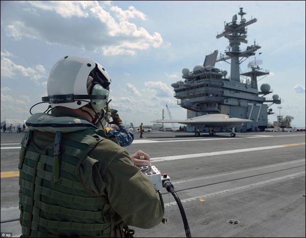 Operador guiando al drone en tierra